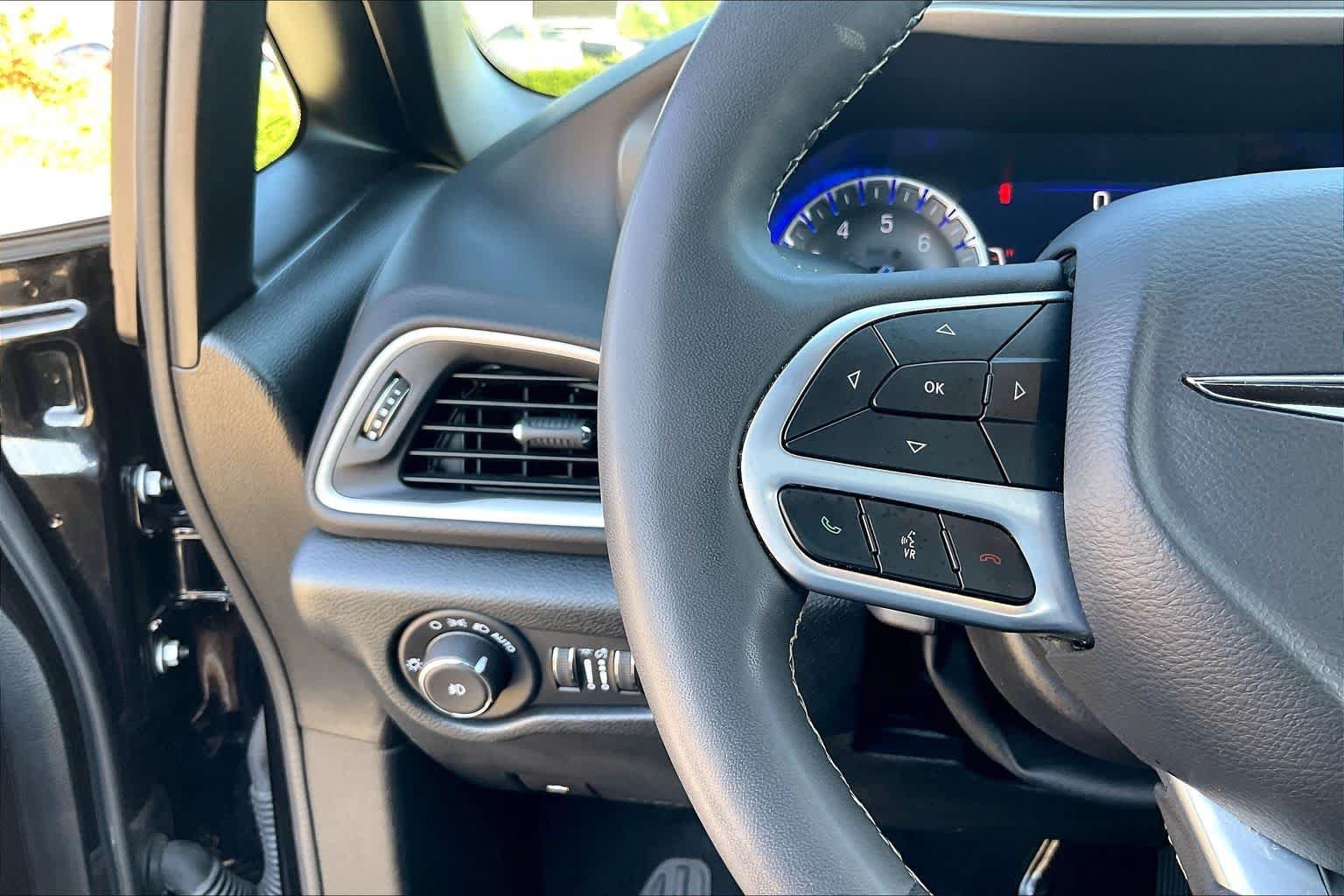 Used 2025 Chrysler Pacifica Select FWD image 19