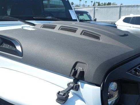 Used 2018 Jeep Wrangler Unlimited Rubicon w/ Connectivity Group AWD/4WD image 16