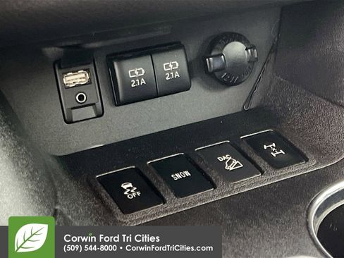 Used 2018 Toyota Highlander XLE AWD/4WD image 24