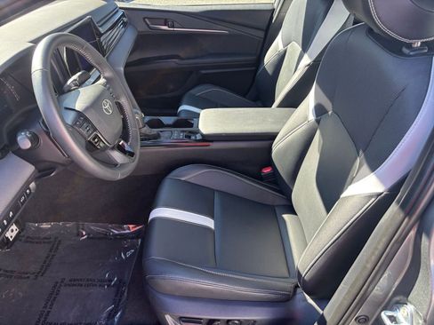 Used 2025 Toyota Camry SE image 23