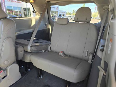 Used 2019 Toyota Sienna XLE w/ XLE Navigation Package AWD/4WD image 17