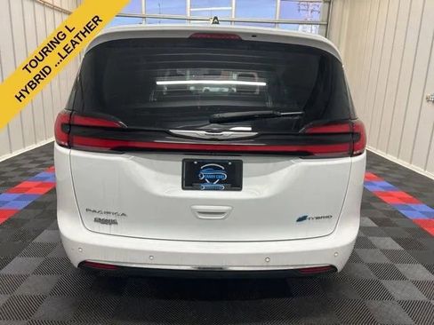 Used 2023 Chrysler Pacifica Touring-L FWD image 4
