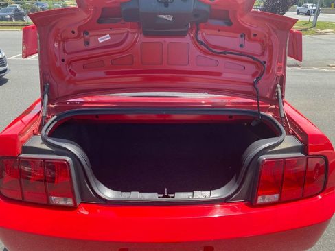 Used 2005 Ford Mustang Convertible RWD image 18
