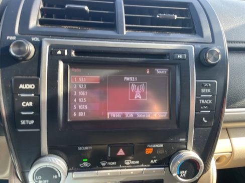 Used 2014 Toyota Camry L image 15