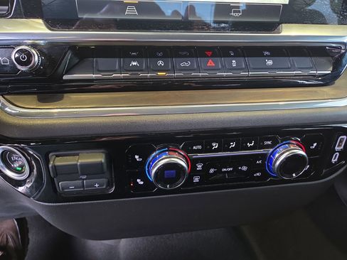 Certified 2025 GMC Sierra 1500 SLT image 31