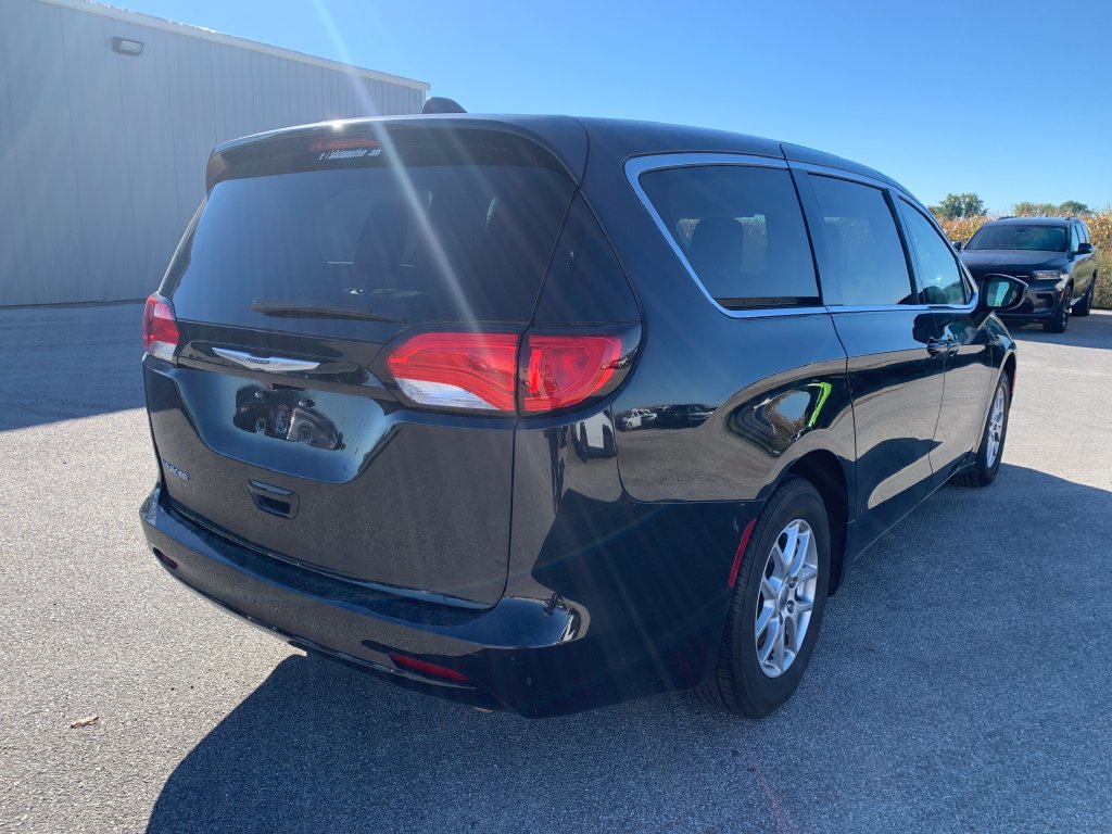 Used 2023 Chrysler Voyager LX FWD image 8