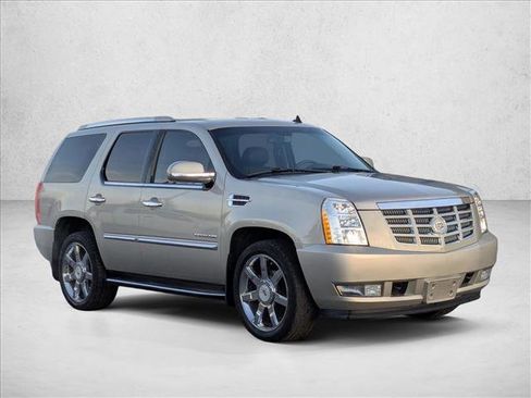 Used 2013 Cadillac Escalade Luxury image 3