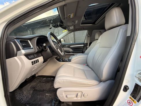 Used 2019 Toyota Highlander XLE image 23
