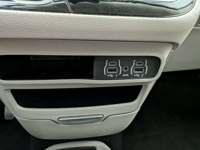 Used 2024 Chrysler Pacifica Touring-L FWD image 10