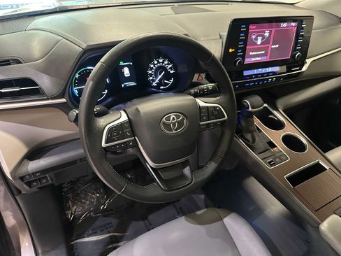 Used 2023 Toyota Sienna XLE FWD image 2