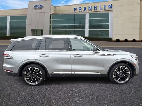 Certified 2023 Lincoln Aviator Reserve w/ Equipment Group 201A image 8