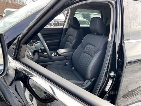 Used 2024 Nissan Pathfinder S image 9