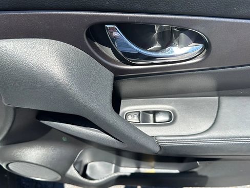 Used 2016 Nissan Rogue SV w/ SV Premium Package image 26