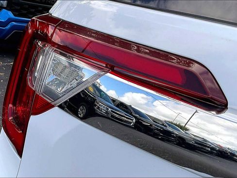 Used 2022 GMC Acadia SLE image 57