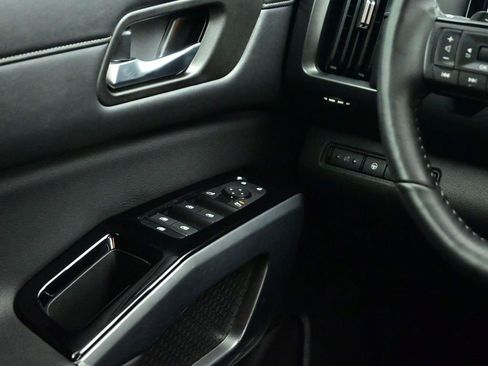 Used 2024 Nissan Pathfinder SL image 10