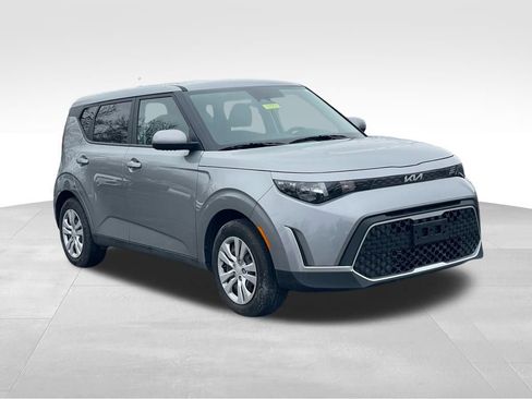 Used 2025 Kia Soul LX image 2