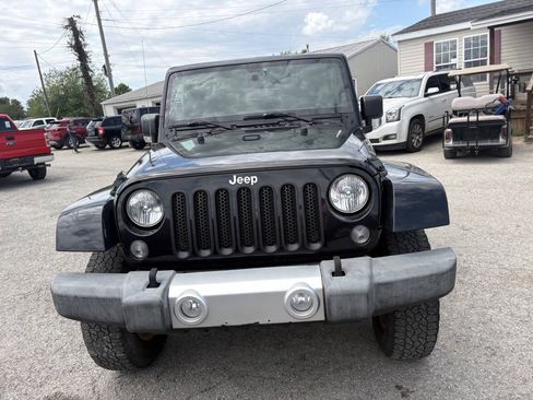 Used 2015 Jeep Wrangler Unlimited Sahara w/ Connectivity Group AWD/4WD image 3