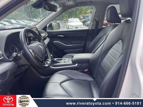 Used 2021 Toyota Highlander XLE AWD/4WD image 16