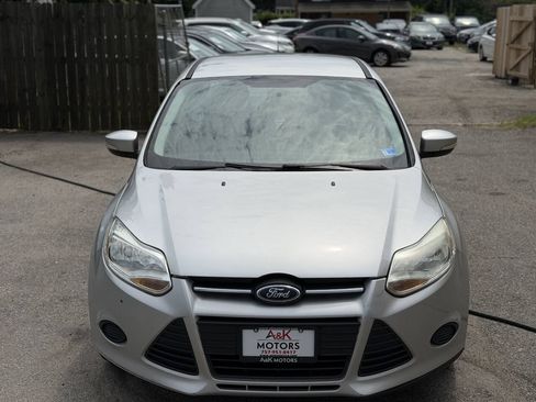 Used 2014 Ford Focus SE w/ SE Winter Package FWD image 4