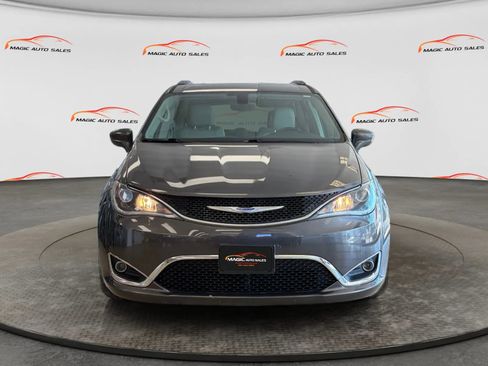 Used 2017 Chrysler Pacifica Touring-L FWD image 3