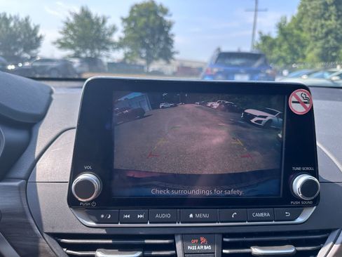 Used 2025 Nissan Altima 2.5 SV FWD image 13