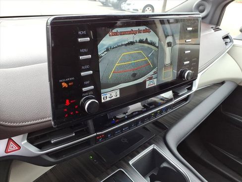 Certified 2023 Toyota Sienna Platinum image 21