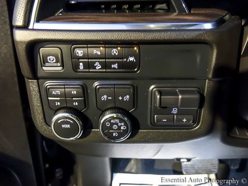 Used 2025 Chevrolet Suburban Premier w/ Sun And Tow Package image 29