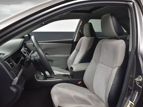 Used 2017 Toyota Camry XSE w/ Moonroof Package image 9