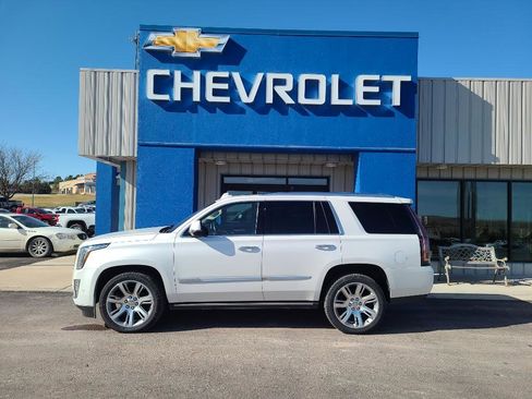 Used 2020 Cadillac Escalade Premium Luxury image 2