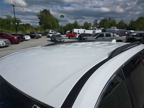 Used 2025 Chevrolet Traverse LT FWD image 12