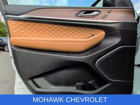 Used 2025 Jeep Grand Cherokee Summit AWD/4WD image 23