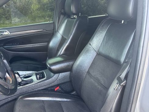 Used 2019 Jeep Grand Cherokee Altitude AWD/4WD image 9