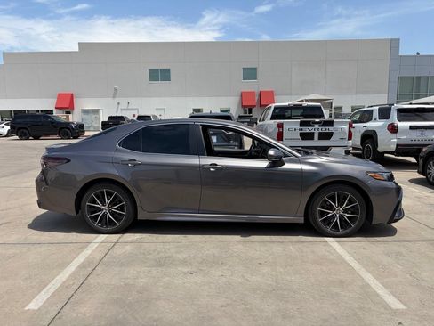Used 2024 Toyota Camry SE FWD image 3