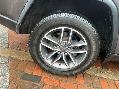 Used 2019 Jeep Grand Cherokee Limited image 10