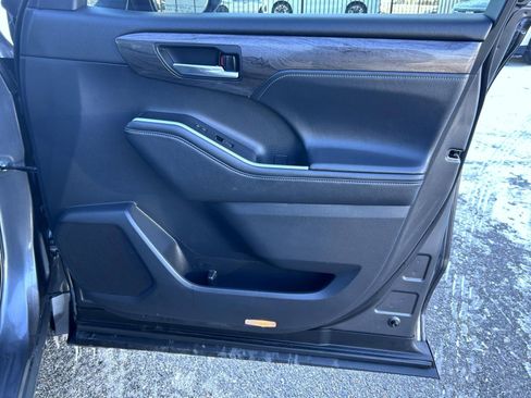 Used 2021 Toyota Highlander Platinum image 15