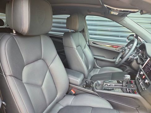 Certified 2024 Porsche Macan S AWD/4WD image 19