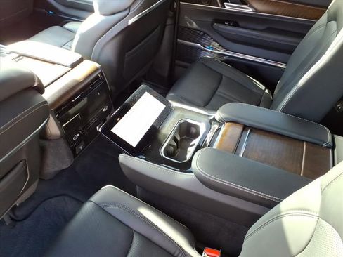 Used 2022 Jeep Grand Wagoneer Series II image 17