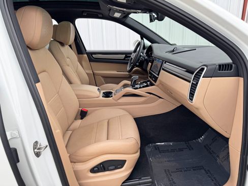 Used 2023 Porsche Cayenne Platinum Edition image 16