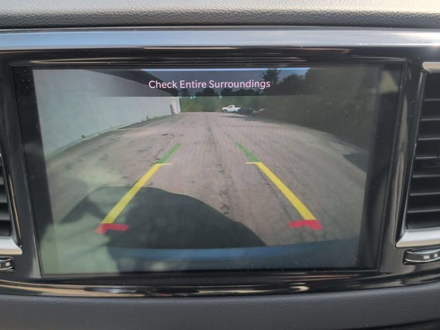 Used 2024 Chrysler Pacifica Touring-L FWD image 17