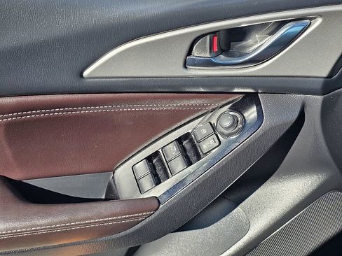 Used 2018 MAZDA MAZDA3 Touring image 24