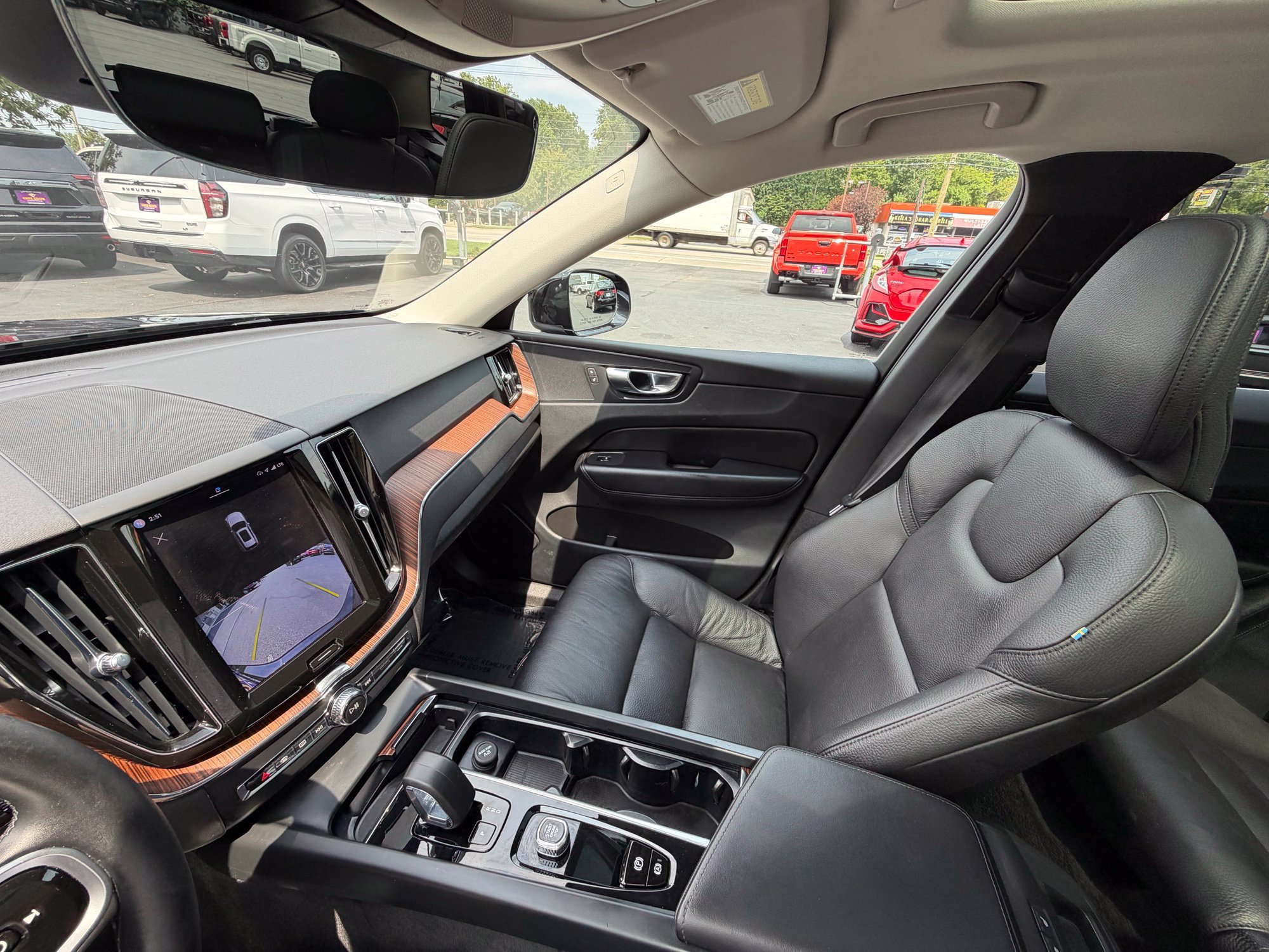 Used 2023 Volvo XC60 B5 Plus AWD/4WD image 22