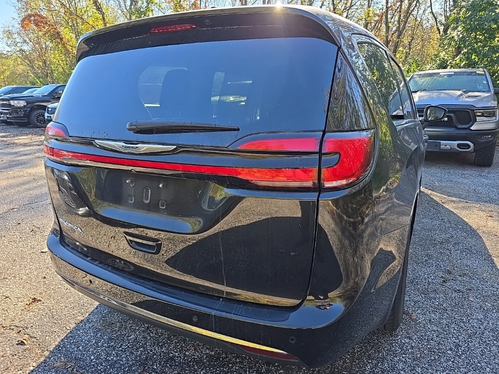 Used 2023 Chrysler Pacifica Touring-L FWD image 7