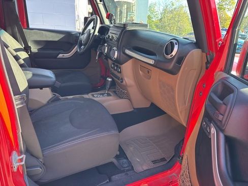 Used 2015 Jeep Wrangler Unlimited Sahara image 8