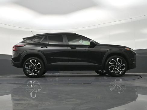 Used 2025 Chevrolet Trax RS FWD image 28