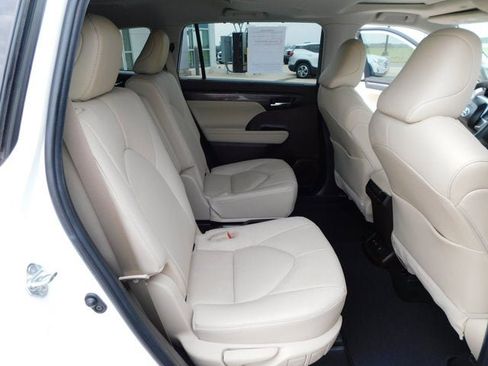 Used 2021 Toyota Highlander Limited image 11