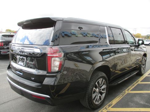 Used 2023 Chevrolet Suburban LT w/ Luxury Package image 5