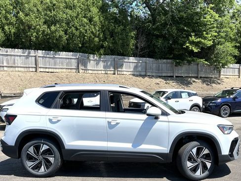 New 2026 Volkswagen Taos SE AWD/4WD image 4