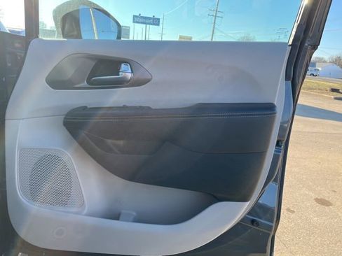 Used 2022 Chrysler Pacifica Touring-L FWD image 18