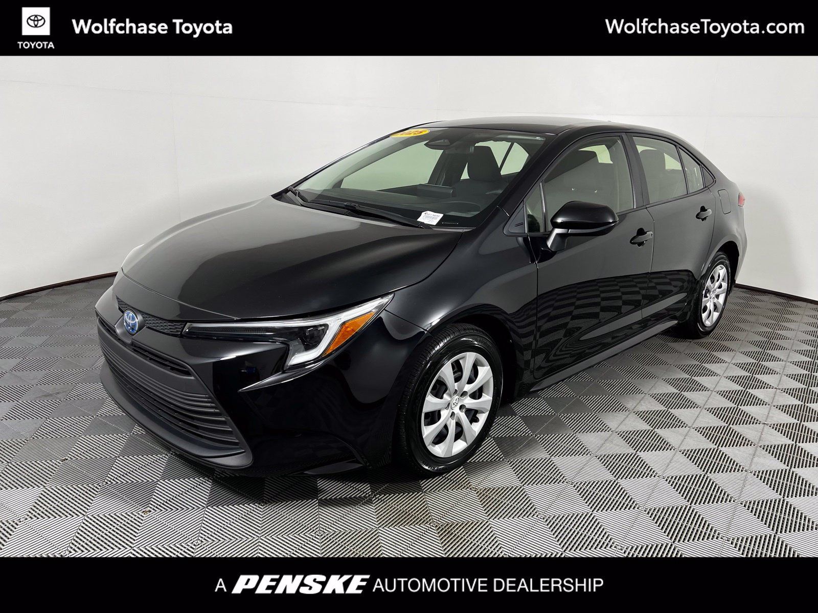Used 2025 Toyota Corolla LE FWD image 1
