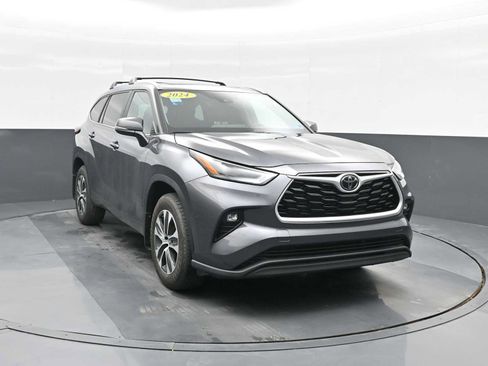 Used 2024 Toyota Highlander XLE image 3